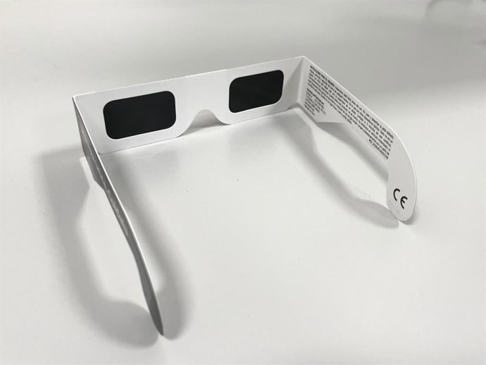 Óculos para observar eclipses