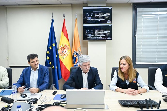 El ministro del Interior, Fernando Grande-Marlaska (c), atiende a los medios de comunicación antes de una reunión telemática con motivo del eclipse total, en la Secretaría General de Protección Civil y Emergencias, a 12 de agosto de 2026.