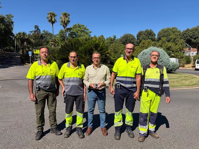 Trabajadores municipales del Ayuntamiento de Cáceres junto al concejal de Recursos Humanos, Emilio Borrega