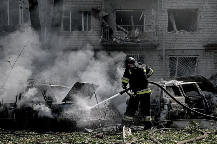 Equipos de extinción trabajando en Zaporiyia tras un ataque ruso.
