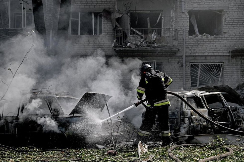 Equipos de extinción trabajando en Zaporiyia tras un ataque ruso.
