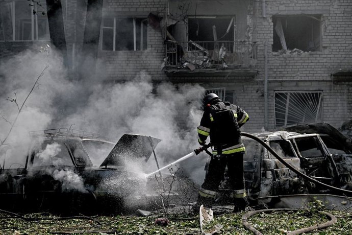 10 de agosto de 2026, Zaporizhzhia, Ucrânia: Um socorrista apaga um incêndio em um carro destruído por um ataque aéreo russo, em Zaporizhzhia, Ucrânia, em 10 de agosto de 2026. As forças russas atacaram infraestruturas civis na capital regional e no distr