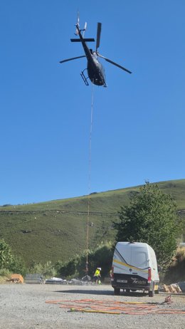 Trabajos que se realizan para la colocación de pantallas de contención en la carretera de Pañalba de Santiago (León).