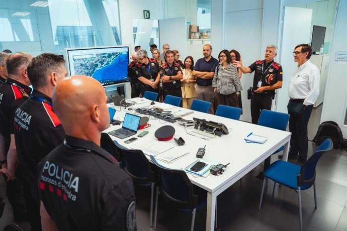El presidente de la Generalitat, Salvador Illa, y los consellers de Interior y Seguridad Pública, Núria Parlon y de la Presidencia, Albert Dalmau, en el Centro de Atención y Gestión de Llamadas de Urgencia 112 de Catalunya en Reus (Tarragona)