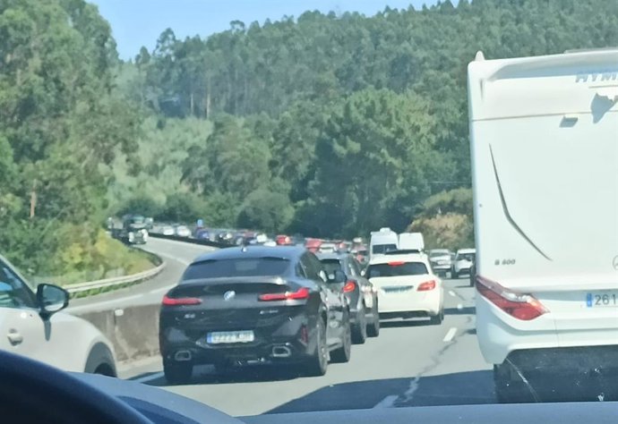 Retenciones de hasta seis kilómetros en la AP-9, a la altura de Padrón (A Coruña), debido a una avería en un coche y coincidiendo con el eclipse total.