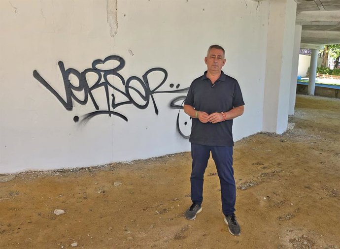 Javier Padorno junto a nuevas pintadas en la fuente del Parque del Bulevar