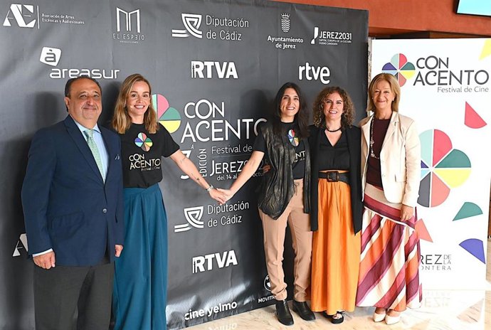 Archivo - La diputada provincial, Susana Sánchez, los delegados municipales de Cultura, Francisco Zurita, y de Juventud, Carmen Pina, la directora del Festival Cine Con Acento, Lidia M. Jaime, y la directora de contenidos, María Espejo. ARCHIVO.