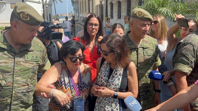 Una vecina suplica a Robles, entre lágrimas, que "no abandone" Ceuta y traslada su miedo: "Nos sentimos maltratados"