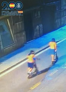 Dos miembros de la 'Banda del Patinete' se desplazan en patinetes eléctricos en Almería.