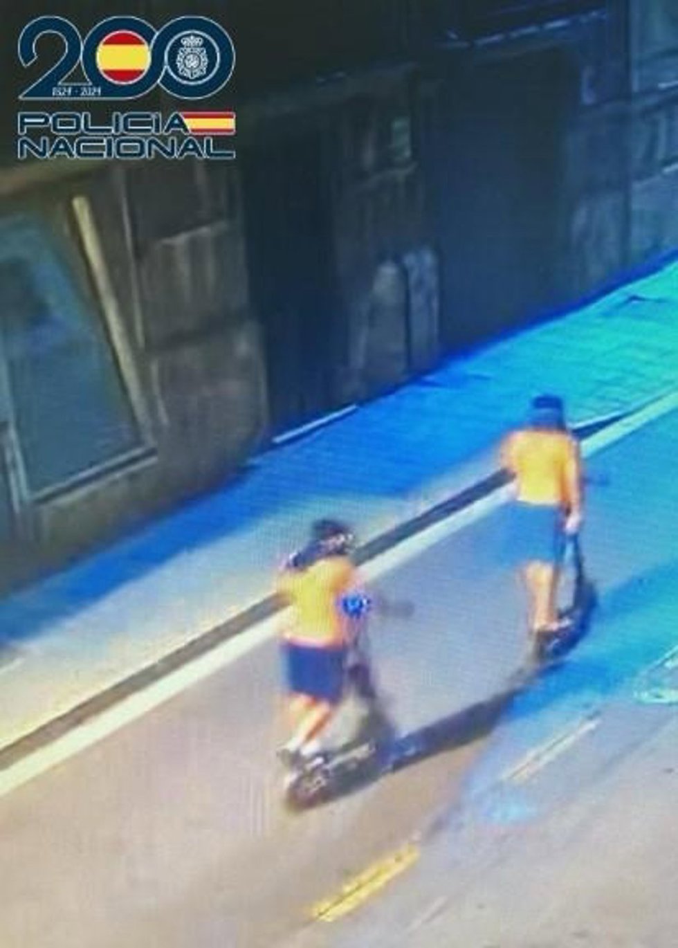Dos miembros de la 'Banda del Patinete' se desplazan en patinetes eléctricos en Almería.
