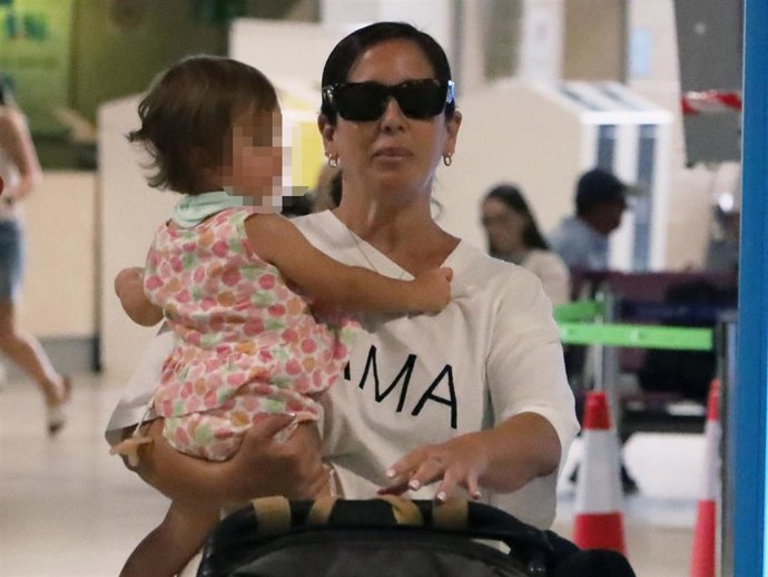 Archivo - Anabel Pantoja junto a su hija Alma a su llegada al aeropuerto