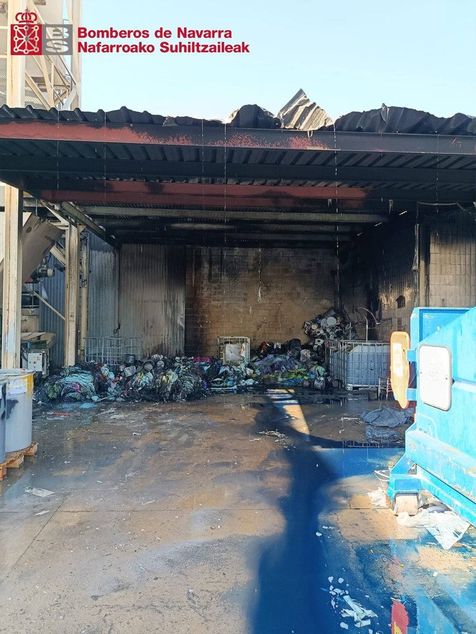 Incendio en una zona de contenedores en una empresa de Villatuerta.