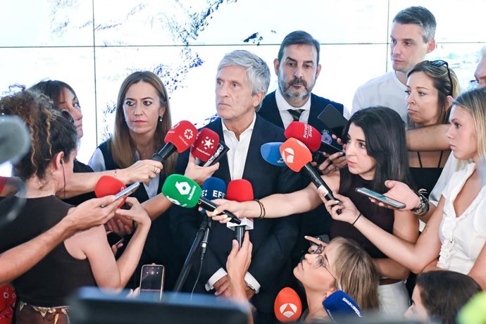 El ministro del Interior, Fernando Grande-Marlaska (c), atiende a los medios de comunicación antes de una reunión telemática con motivo del eclipse total, en la Secretaría General de Protección Civil y Emergencias, a 12 de agosto de 2026.