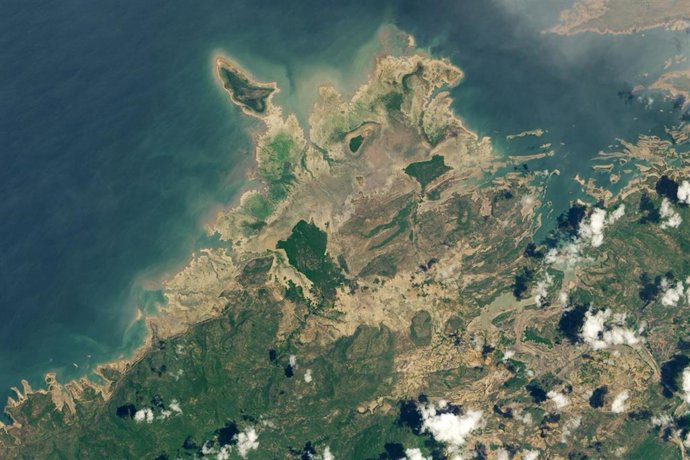 Archivo - Vista aérea del lago Kariba, en Zimbabue