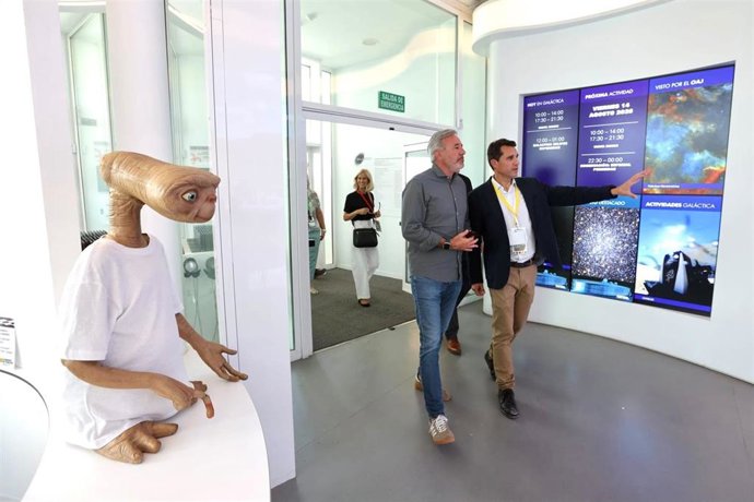 El presidente del Gobierno de Aragón, Jorge Azcón, visita Galáctica.