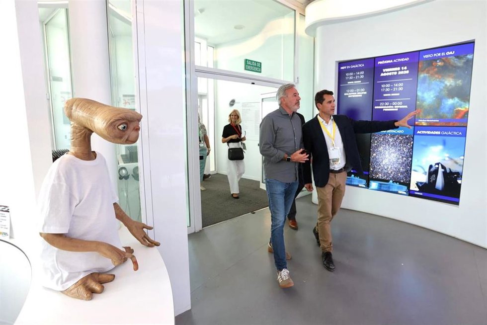 El presidente del Gobierno de Aragón, Jorge Azcón, visita Galáctica.
