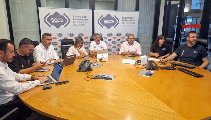 La vicepresidenta del Principado, Gimena Llamedo, y el consejero de Movilidad, Medio Ambiente y Gestión de Emergencias, Alejandro Calvo, (centro de imagen) en las instalaciones del Servicio de Emergencias del Principado de Asturias, en La Morgal.