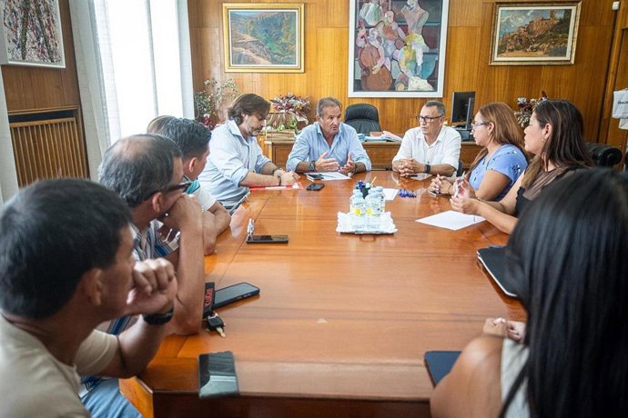 El consejero municipal de Presidencia, Ángel Lorén, recibe a representantes de la comunidad colombiana en Zaragoza.