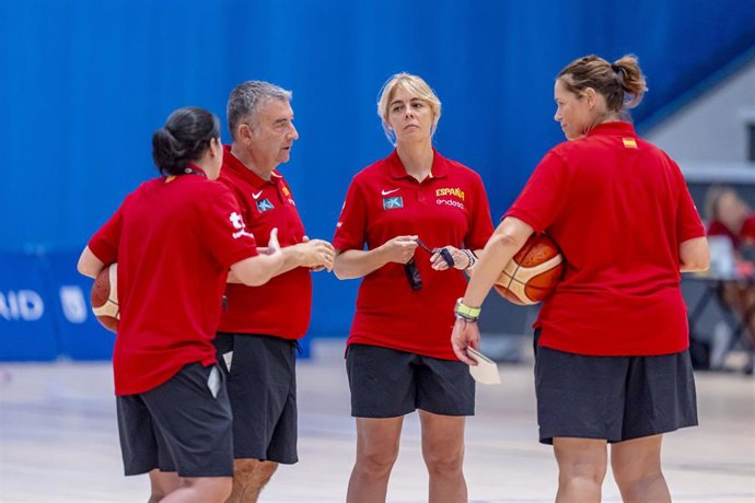 Miguel Méndez charla con sus asistentes durante el entrenamiento de la selección española en Madrid