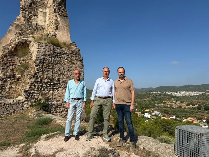 El conseller de Emergencias, Juan Carlos Valderrama, visita los puntos oficiales de observación del eclipse de las localidades de Macastre, Utiel y Puçol