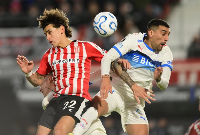 Futbol, Estudiantes de La Plata vs Universidad Catolica  Copa Libertadores 2026. El jugador de Estudiantes de La Plata , Alexis Castro, izquierda, disputa el balon con el jugador de Universidad Catolica durante el partido de lCopa Libertadores realizado