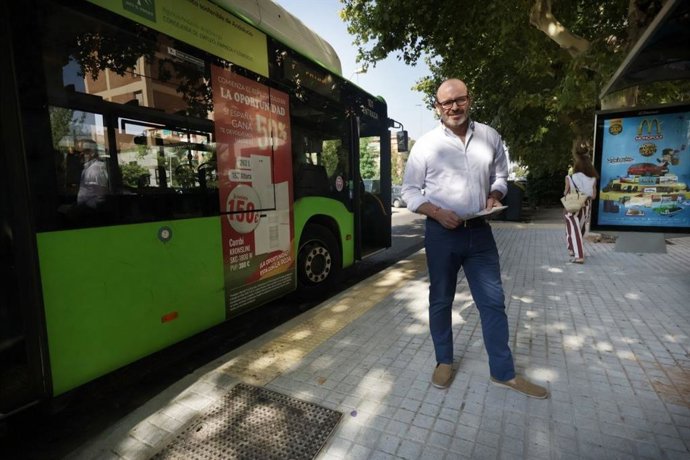 Bernardo Jordano en una parada de Autobuses de Aucorsa con plataforma dotada de suelo podotáctil.