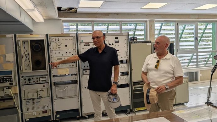 El presidente de la Comisión Interministerial para el Trío de Eclipses y secretario de Estado de Ciencia, Innovación y Universidades, Juan Cruz Cigudosa,  en el Observatorio de Yebes (Guadalajara)