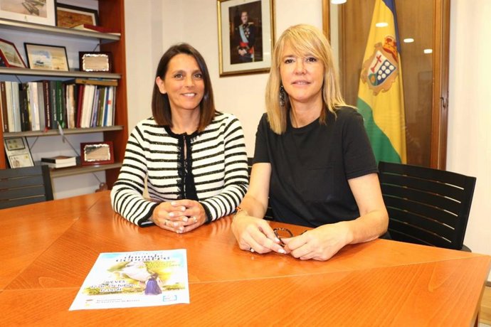 Archivo - Arquivo - A prefeita de Santa Cruz de Bezana, Carmen Pérez Tejedor, e a vereadora de Turismo, Manuela Bolado