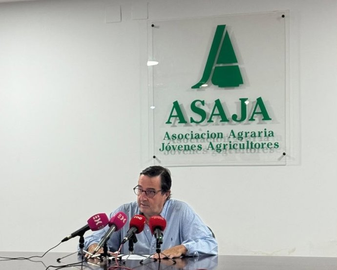 El presidente de Asaja Extremadura, Ángel García Blanco, en una rueda de prensa en la sede de Cáceres