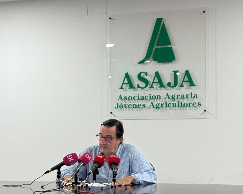 El presidente de Asaja Extremadura, Ángel García Blanco, en una rueda de prensa en la sede de Cáceres