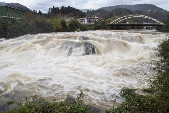 Archivo - Crecida del río Cadagua a su paso por el municipio de Alonsotegi (Bizkaia), a 28 de noviembre de 2021 (archivo)