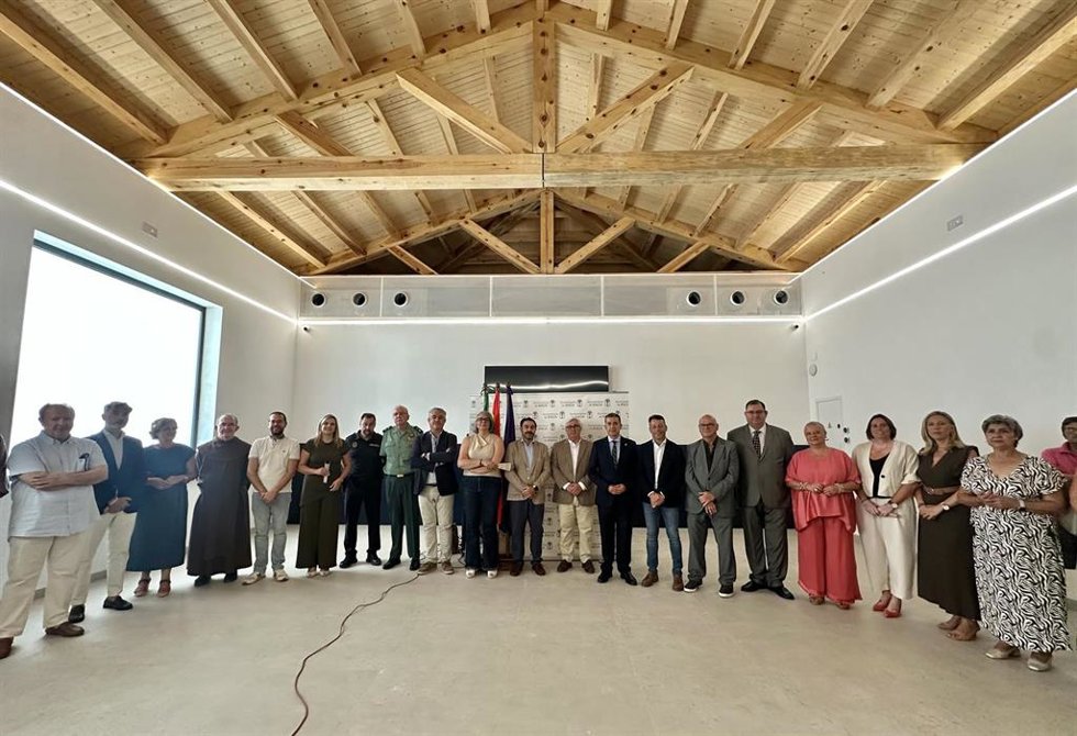 Foto de familia en la nueva sala gastronómica del mercado de abastos de Baeza