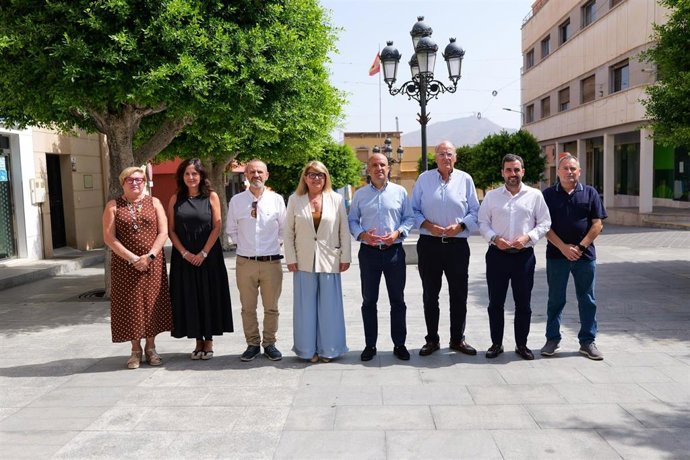 El presidente de la Diputación de Almería, José Antonio García Alcaina, junto a representantes de la institución provincial y del Ayuntamiento de Gádor durante su visita al municipio.