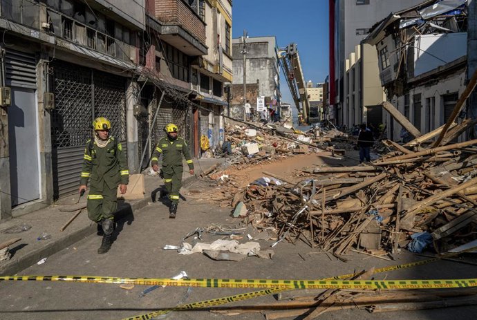 Equipes de socorro percorrem uma rua repleta de escombros após o terremoto ocorrido na segunda-feira em Pereira, na Colômbia, na terça-feira, 11 de agosto de 2026. O terremoto de magnitude 7,4, que matou mais de 100 pessoas e danificou centenas de prédios