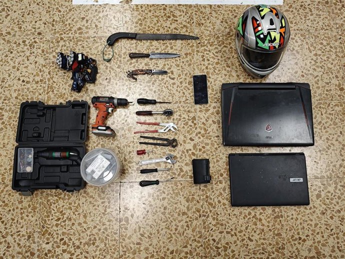 Imagen de los objetos encontrados en el coche, que han sido puestos a disposición de la Guardia Civil