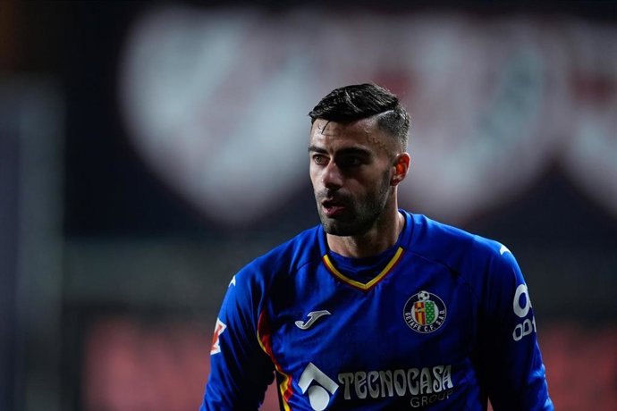 Archivo - El futbolista español Diego Rico jugando con el Getafe el encuentro contra el Rayo Vallecano de LaLiga EA Sports.  