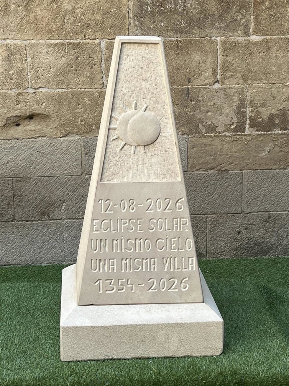 El monumento da cuenta de los eclioses del año 1354 y del que se va a producir este 12 de agosto.