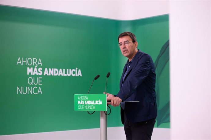 El parlamentario del PSOE-A, Mario Jiménez, ofrece una rueda de prensa. Imagen de archivo.
