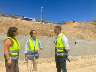 El consejero de Fomento y Movilidad de la Junta de Andañucía, Mario Muñoz-Atanet, acompañado por la delegada territorial de Fomento en Cádiz, Carmen Sánchez, en una visita a las obras de reparación de la A-374 en Algodonales