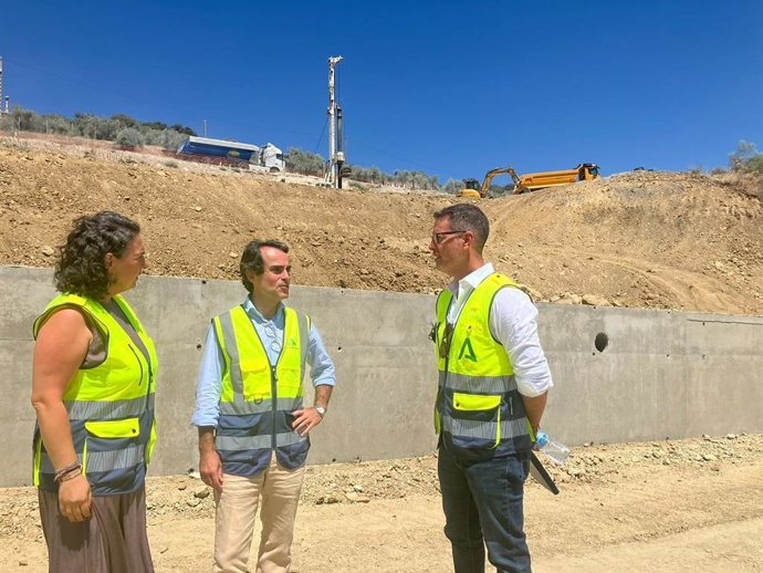 El consejero de Fomento y Movilidad de la Junta de Andañucía, Mario Muñoz-Atanet, acompañado por la delegada territorial de Fomento en Cádiz, Carmen Sánchez, en una visita a las obras de reparación de la A-374 en Algodonales
