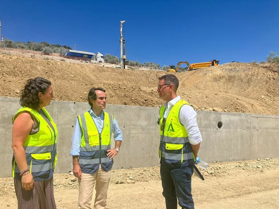 El consejero de Fomento y Movilidad de la Junta de Andañucía, Mario Muñoz-Atanet, acompañado por la delegada territorial de Fomento en Cádiz, Carmen Sánchez, en una visita a las obras de reparación de la A-374 en Algodonales