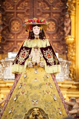 La Virgen del Rocío vestida de Pastora en su Santuario.