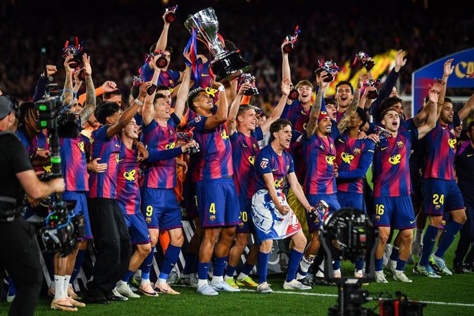 Archivo - Los jugadores del FC Barcelona levantando el título de LaLiga EA Sports 2025-26.