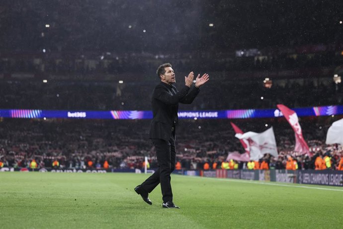 Archivo - Diego Simeone, head coach of Atletico de Madrid, applaud the fans at the end of the match the UEFA Champions League 2025/26 Semi Final Second Leg match between Arsenal FC and Atletico de Madrid at Emirates Stadium on May 05, 2026, in London, Eng
