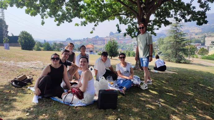 Una familia come en el Parque del Oeste de Oviedo, donde se han instalado para observar el eclipse total de Sol que se podrá ver en Asturias.