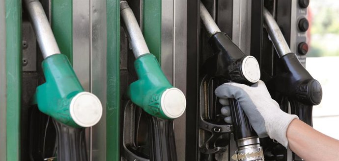Archivo - Surtidores en una gasolinera