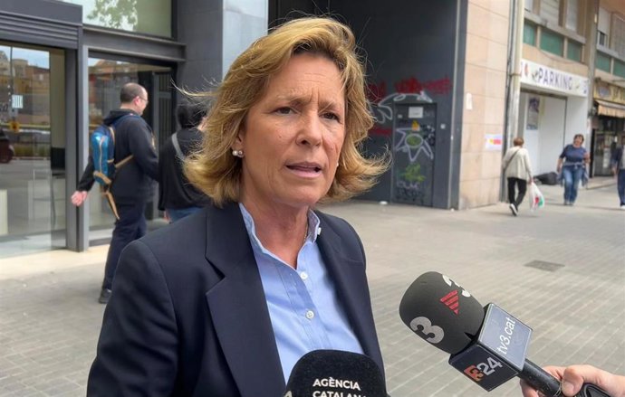 Archivo - La diputada de Vox, María Elisa García Fuster, en una atención a los medios
