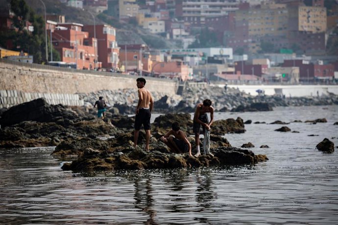 01 August 2026, Spain, Ceuta: Migrants who remained in Ceuta cross back into Morocco through the Tarajal border crossing during the early morning hours. P 