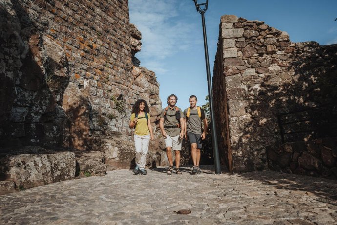 Imagen de varias personas paseando con sandalias de montaña y trekking y zapatillas de senderismo de Decathlon
