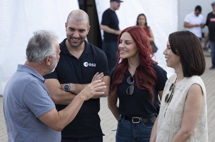 (I-d) El ministro de Política Territorial y Memoria Democrática, Ángel Víctor Torres, los astronautas de la Agencia Espacial Europea, Pablo Álvarez y Sara García, y la ministra de Ciencia, Innovación y Universidades, Diana Morant, durante el seguimiento 